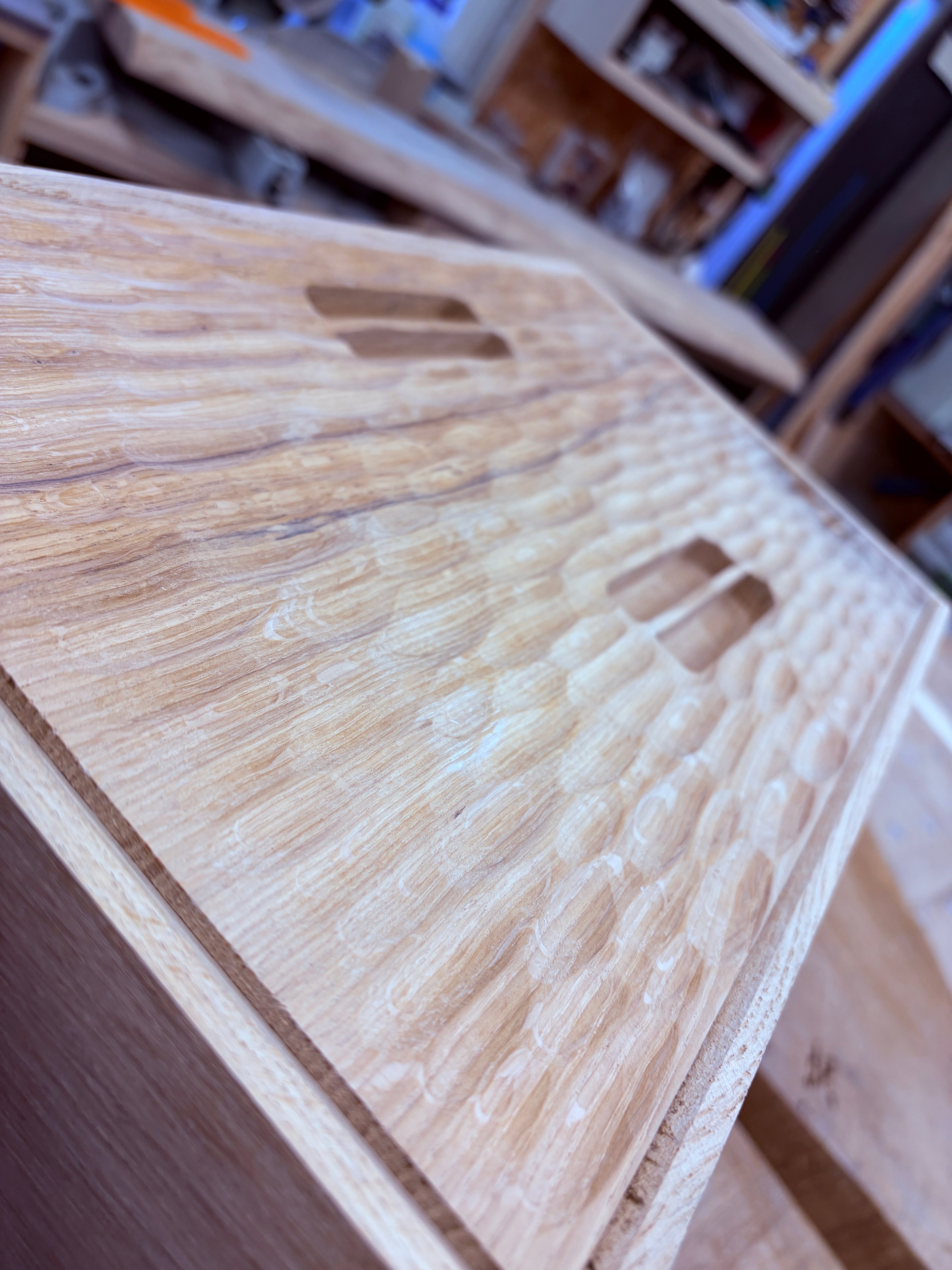 Couchtisch Baumscheibe mit rotem Epoxidharz und Hairpin-Beinen