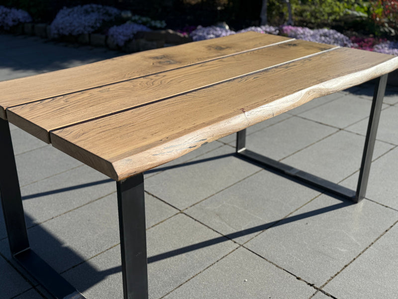 Terrassentisch aus Eiche mit Baumkante